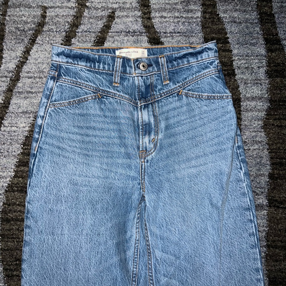 NWOT Abercrombie & Fitch The Loose High Rise Jeans